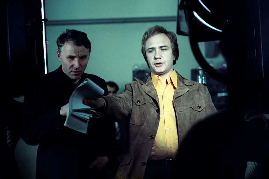 <b>На съемках фильма &laquo;Ты &mdash; мне, я &mdash; тебе&raquo;, реж. Александр Серый, 1976&nbsp;год</b><br>
Леонид Куравлев родился в&nbsp;семье, далекой от актерской профессии. Его отец работал слесарем на&nbsp;авиационном заводе, мать &ndash; в&nbsp;парикмахерской. В&nbsp;1941 году ее обвинили в&nbsp;антисоветской деятельности и сослали в&nbsp;Караганду, а затем &ndash; на&nbsp;Север. Маленького Леонида воспитывала тетя. Когда мальчик был в&nbsp;пятом классе, его отправили к&nbsp;матери на&nbsp;Кольский полуостров, где он проучился год. Затем Куравлев вернулся в&nbsp;Москву.