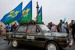 Десантники собираются на Дворцовой площади в Санкт-Петербурге перед началом шествия к Марсову полю в День ВДВ, 2 августа 2022 года