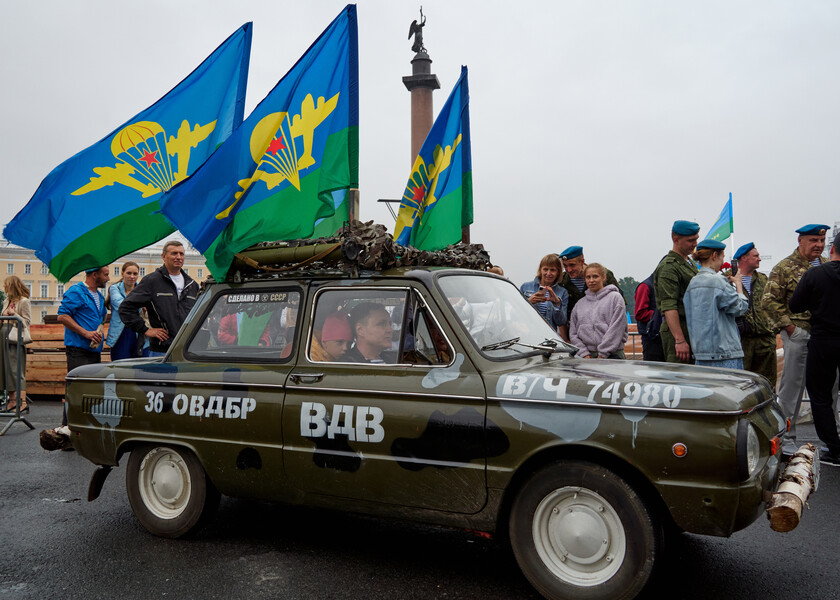 Десантники собираются на&nbsp;Дворцовой площади в&nbsp;Санкт-Петербурге перед&nbsp;началом шествия к&nbsp;Марсову полю в&nbsp;День ВДВ, 2&nbsp;августа 2022&nbsp;года
