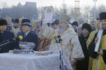 Патриарх Московский и Всея Руси Алексий II (в центре), председатель правительства РФ Виктор Степанович Черномырдин (первый слева) и мэр Москвы Юрий Михайлович Лужков (второй слева) на церемонии закладки первого камня на месте строительства Храма Христа Спасителя в Москве, 7 января 1995 года