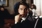 <b>«Благодетель» (1997)</b>
<br><br>
Картину Фрэнсиса Форда Копполы «Благодетель» считают одной из лучших экранизаций произведений Джона Гришема, автора множества бестселлеров, — она основана на одноименном романе, вышедшем в 1995 году. Мэтт Деймон исполнил в ней главную роль — молодого выпускника юрфака, который получает свое первое дело. Он помогает семье парня, умершего от лейкемии, поскольку страховая компания отказалась оплатить лечение.
