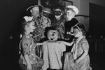 Дети в масках на вечеринке в честь Хэллоуина, 1947 год