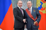 2016 год. Президент России Владимир Путин и авиконструктор, главный советник гендиректора по науке Авиационного комплекса имени Ильюшина Генрих Новожилов на церемонии вручения государственных наград и присвоения почетных званий в Екатерининском зале Кремля