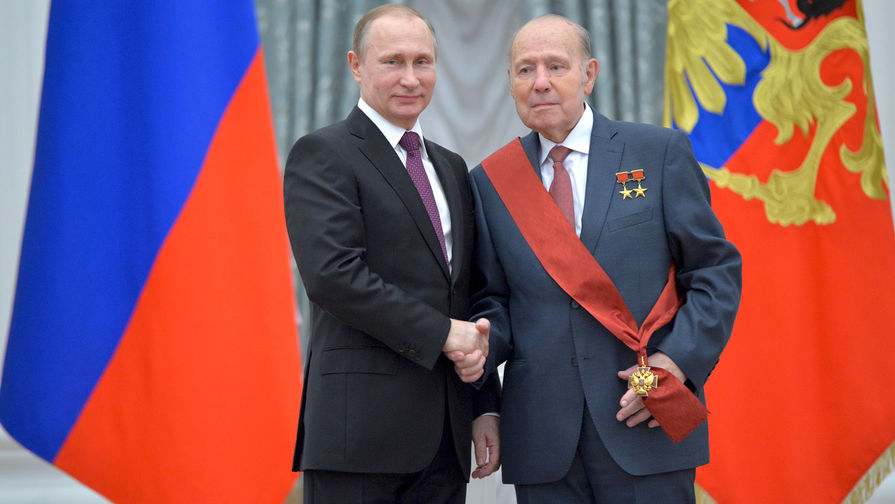 2016 год. Президент России Владимир Путин и авиконструктор, главный советник гендиректора по науке Авиационного комплекса имени Ильюшина Генрих Новожилов на церемонии вручения государственных наград и присвоения почетных званий в Екатерининском зале Кремля