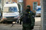 Украинский военнослужащий около&nbsp;больницы в&nbsp;Артемовске