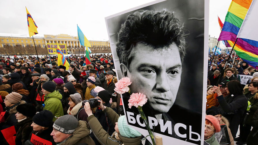 Участники марша памяти, посвященного годовщине гибели политика и общественного деятеля Бориса Немцова в Санкт-Петербурге