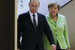 Президент России Владимир Путин и канцлер ФРГ Ангела Меркель во время встречи в Сочи, 2 мая 2017 года