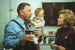 <b>Кадр из кинофильма «По семейным обстоятельствам» (1977)</b>
<br><br>
Фильм Алексея Коренева «По семейным обстоятельствам» (1977) собрал немало советских звезд, даже в небольших ролях. Папанову достался пенсионер, который нянчится с чужими детьми, зарабатывая деньги на няню для собственного внука.
<br>
В свое время актеру тоже приходилось оставлять дочку Елену с родителями жены, актрисы Надежды Каратаевой. Супруги много работали в театре, и до 15 лет девочку больше воспитывала бабушка. Однако Елена, ставшая актрисой, не в обиде. Ей хватало отцовского внимания даже тогда, когда он стал востребованным киноартистом.
