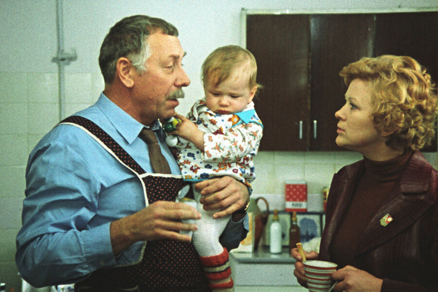 <b>Кадр из&nbsp;кинофильма «По семейным обстоятельствам» (1977)</b>
<br><br>
Фильм Алексея Коренева «По семейным обстоятельствам» (1977) собрал немало советских звезд, даже в&nbsp;небольших ролях. Папанову достался пенсионер, который нянчится с&nbsp;чужими детьми, зарабатывая деньги на&nbsp;няню для&nbsp;собственного внука.
<br>
В&nbsp;свое время актеру тоже приходилось оставлять дочку Елену с&nbsp;родителями жены, актрисы Надежды Каратаевой. Супруги много работали в&nbsp;театре, и до&nbsp;15 лет девочку больше воспитывала бабушка. Однако Елена, ставшая актрисой, не в&nbsp;обиде. Ей хватало отцовского внимания даже тогда, когда он стал востребованным киноартистом.
