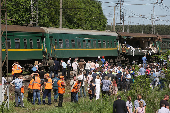На месте столкновения пассажирского и грузового поездов на железнодорожном перегоне между Наро-Фоминском и Бекасово в районе Московской области