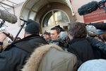 Алексей Навальный (включен в список террористов и экстремистов), обвиняемый в хищении денег у компании «Ив Роше», после заседания в Замоскворецком суде города Москвы