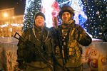 Ополченцы у&nbsp;новогодней елки в&nbsp;центре города