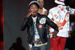 Фаррелл Уильямс во время выступления на церемонии BET Awards 2015