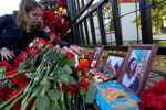Мемориал в память о погибших во время стрельбы в Пермском государственном национальном исследовательском университете перед входом в университет, Пермь, 21 сентября 2021 года