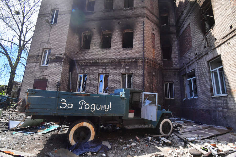 Поврежденные экспонаты на&nbsp;открытой территории во дворе Мариупольского краеведческого музея, 28&nbsp;апреля 2022&nbsp;года
