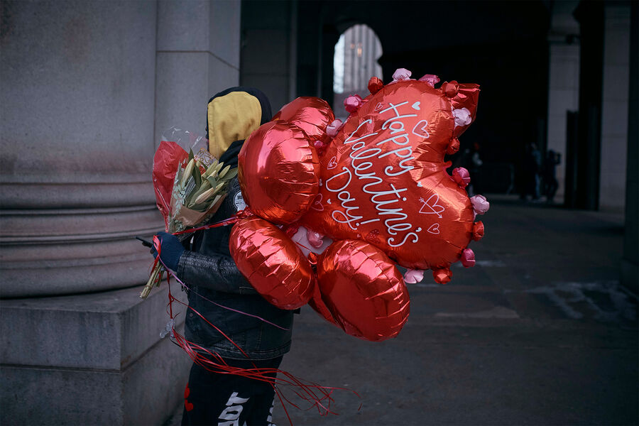 Мужчина с&nbsp;шариками и цветами в&nbsp;День Святого Валентина в&nbsp;Нью-Йорке, 14&nbsp;февраля 2025&nbsp;года