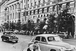 Такси с шашечками марки «Победа» у магазина «Пионер» на улице Горького в Москве, 1955 год