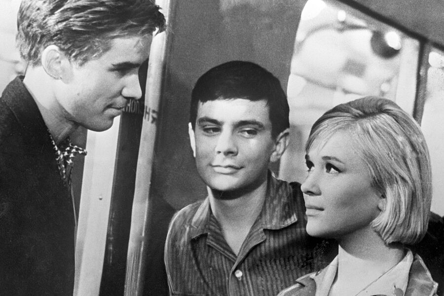 <b>&laquo;Я шагаю по&nbsp;Москве&raquo; (1963)</b>
<br><br>
Великая ода столице с&nbsp;великим саундтреком и великой ролью Никиты Михалкова, которая стала для&nbsp;него первой главной в&nbsp;карьере. Во время съемок будущий народный артист, следуя совету старшего брата Андрея Кончаловского, потребовал у&nbsp;Данелии сильного повышения зарплаты &mdash; до&nbsp;уровня тогдашних звезд советского кино. Режиссер пошел на&nbsp;хитрость &mdash; сказал, что Никиту Сергеевича хотят заменить в&nbsp;проекте другим актером. И тот сразу отказался от ультиматума.
<br>
Фильм, ставший одним из&nbsp;ярчайших представителей &laquo;оттепели&raquo; (и на&nbsp;фоне цензуры увидевший свет лишь благодаря члену Госкомитета по&nbsp;кино Владимиру Баскакову), был отмечен на&nbsp;Каннском кинофестивале.
