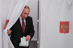 Действующий президент РФ, кандидат на пост президента РФ Владимир Путин во время голосования на выборах президента РФ на избирательном участке № 2151, 18 марта 2018 года