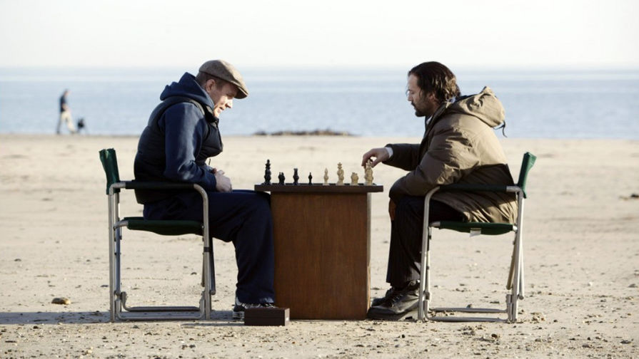 Кадр из фильма «Револьвер» (2005)