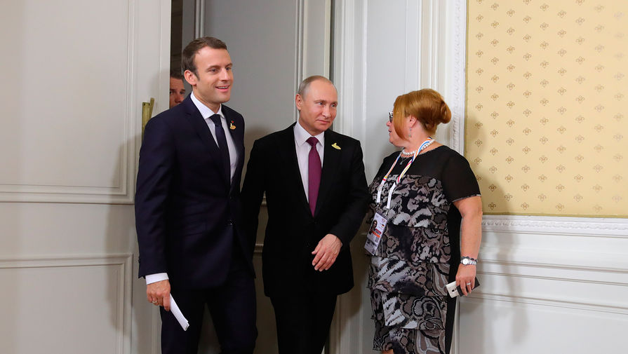 Президент РФ Владимир Путин и президент Франции Эммануэль Макрон (слева) перед началом совместного завтрака на полях саммита лидеров «Группы двадцати» в Гамбурге, 8 июля 2017 года