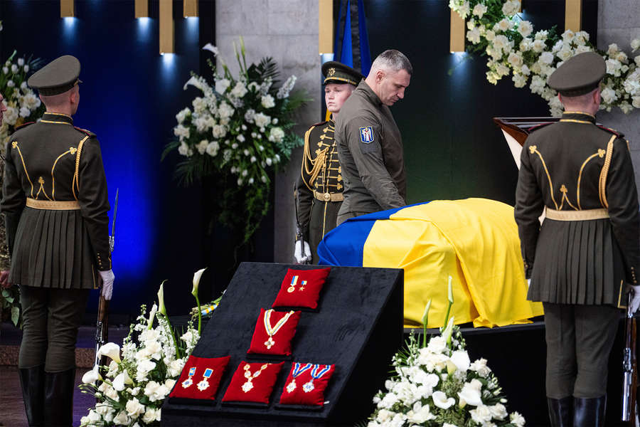 Мэр Киева Виталий Кличко на&nbsp;прощании с&nbsp;первым президентом Украины Леонидом Кравчуком в&nbsp;Киеве, 17&nbsp;мая 2022&nbsp;года