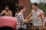 Джеймс Марсден и Александр Скарсгард в фильме «Соломенные псы» (2011)