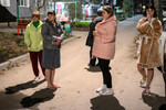 Местные жители у жилого дома, поврежденного в результате попадания БПЛА в Курске, 15 апреля 2025 года
