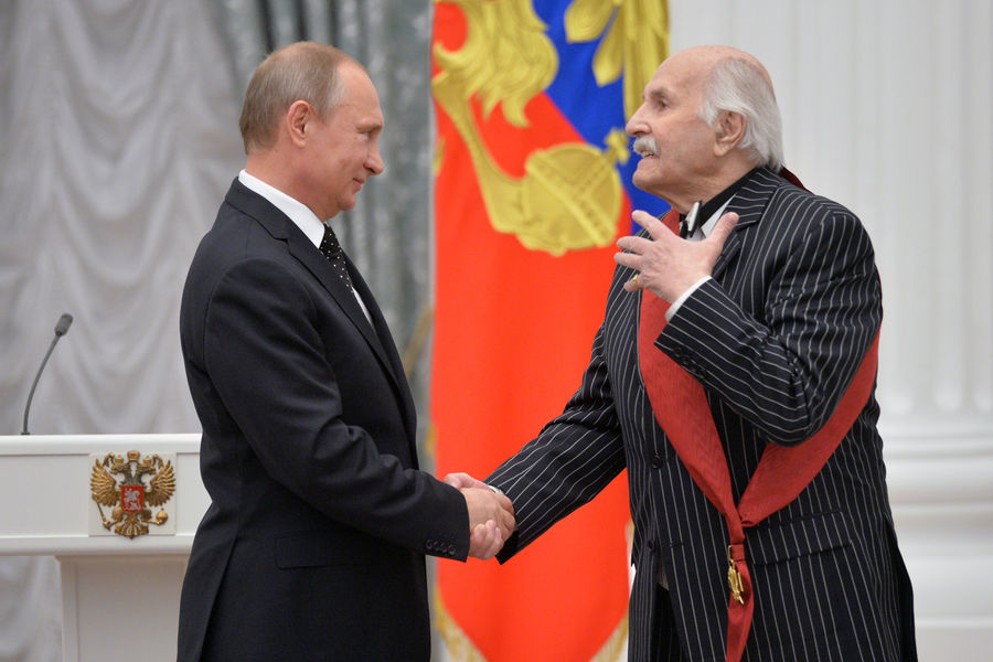 Президент России Владимир Путин и народный артист СССР Владимир Зельдин во время церемонии вручения государственных наград в&nbsp;Кремле, 2015&nbsp;год 