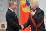 Президент России Владимир Путин и народный артист СССР Владимир Зельдин во время церемонии вручения государственных наград в Кремле, 2015 год