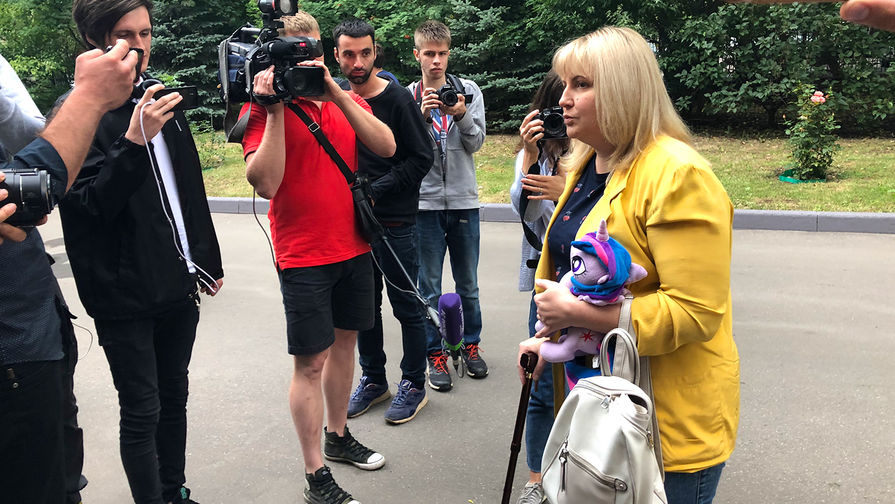 Мама Анны Павликовой у&nbsp;здания Дорогомиловского суда, 16 августа 2018 года