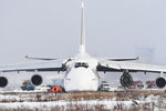 Самолет Ан-124 после аварийной посадки из-за проблем с двигателем в новосибирском международном аэропорту «Толмачево», 13 ноября 2020 года