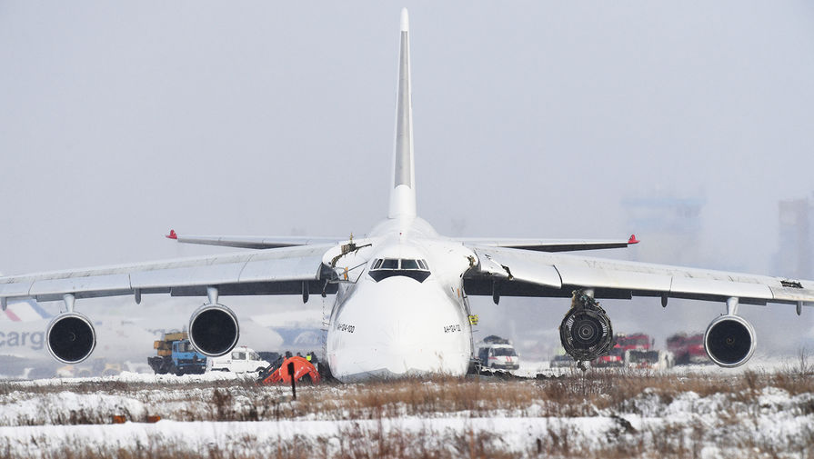 Самолет Ан-124 после аварийной посадки из-за проблем с двигателем в новосибирском международном аэропорту «Толмачево», 13 ноября 2020 года