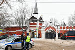 Сотрудники правоохранительных органов у Серпуховского Введенского Владычного женского монастыря, 13 декабря 2021 года