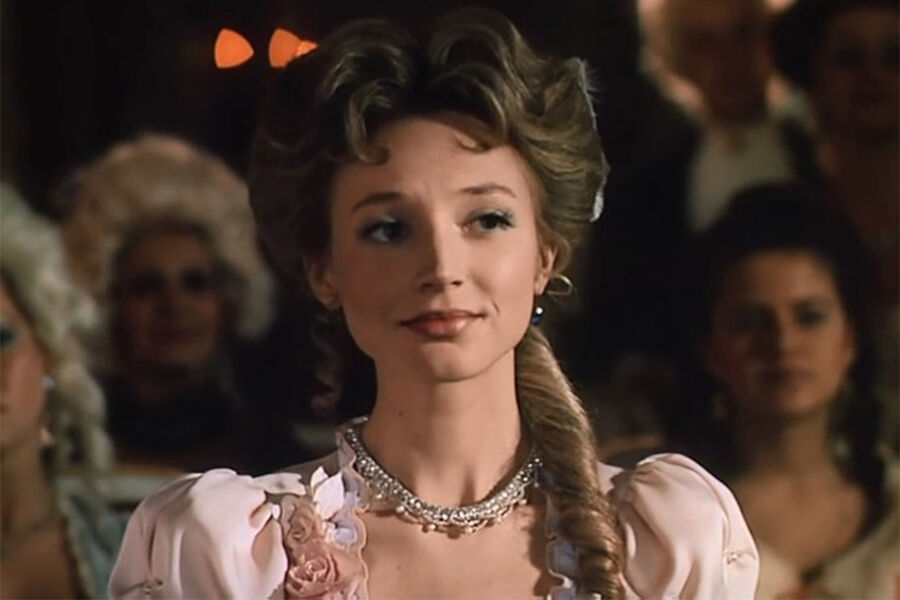 <b>Кристина Орбакайте, «Виват, гардемарины!» (1991) </b><br>
Сюжет продолжения всеми любимых «Гардемаринов» вертится вокруг истории юной Софии, или Фики, как ее называли в&nbsp;семье. А именно &mdash; вокруг приезда в&nbsp;Россию инкогнито в&nbsp;1744 году невесты наследника престола Софии Фредерики Ангальт-Цербстской и ее матери. Впоследствии певица еще трижды воплотила образ Екатерины Великой в&nbsp;рамках франшизы.
