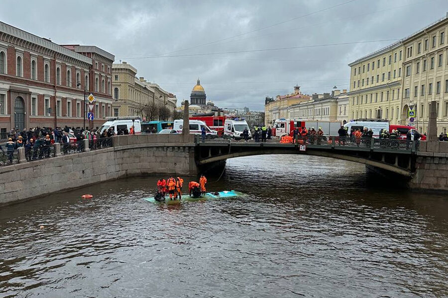 Сотрудники экстренных служб около&nbsp;автобуса, упавшего в&nbsp;реку Мойку, 10&nbsp;мая 2024&nbsp;года