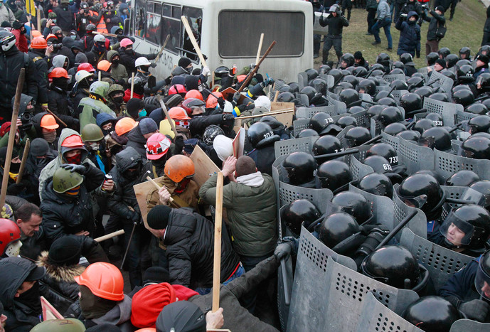 Столкновения митингующих с милицией
