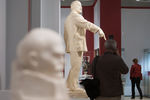 Нетипичный памятник Ленину, указывающему не рукой вперед и вверх, а перстом вниз. Стоял на гидростанции в Грузии, но до наших дней не дожил. Сохранилась его большая модель