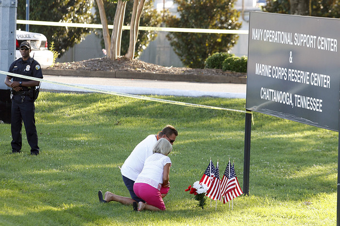 Размещение флагов и цветов в&nbsp;районе Центра военно-морского резерва, Чаттануга, штат Теннесси, США 