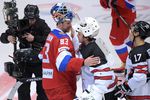 Вратарь сборной России Василий Кошечкин и голкипер команды Канады Бен Скривенс после матче Кубка Первого канала