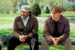<b>«Умница Уилл Хантинг» (1997)</b>
<br><br>
Драма, написанная Мэттом Дэймоном и Беном Аффлеком (они же исполнили в проекте соглавные роли), наконец сделала Уильямса лауреатом самой престижной кинопремии мира. В ленте он сыграл профессора колледжа (и одновременно психолога), который помогает разобраться в себе и решить внутренние проблемы математическому вундеркинду в исполнении Дэймона.
