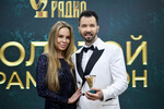 Певец Денис Клявер и его супруга Ирина на XXIX Церемонии вручения национальной музыкальной премии «Золотой граммофон» в Москве, 12 декабря 2024 года