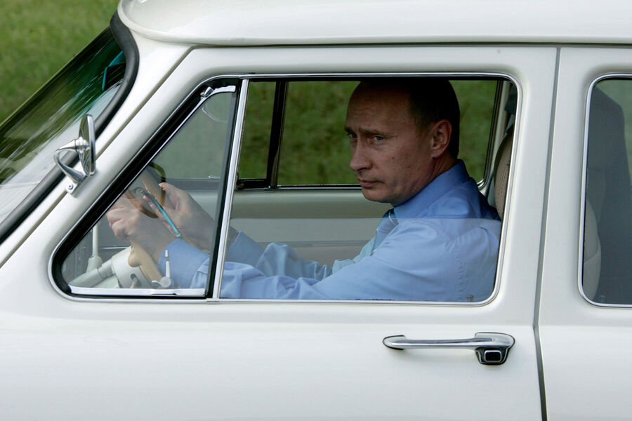 <b>Владимир Путин</b><br><br>
Президент России рассказывал о&nbsp;том, что в&nbsp;1990-е был вынужден подрабатывать в&nbsp;качестве водителя. «Иногда приходилось подрабатывать и извозом. Неприятно об этом говорить, но, к&nbsp;сожалению, и это тоже было», — признался глава государства в&nbsp;фильме «Новейшая история», вышедшем в&nbsp;2021 году на&nbsp;канале «Россия 1».
