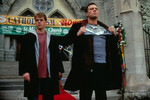 <b>«Догма» (1999)</b>
<br><br>
Деймон и Аффлек сыграли двух падших ангелов Бартлби и Локи, изгнанных с небес за безобразное поведение и пытающихся вернуться обратно. Они находят одну лазейку, но проблема в том, что если они ей воспользуются, мир ждет апокалипсис. Предотвратить его может сотрудница клиники абортов Вифания, дальняя племянница Иисуса Христа (Линда Фиорентино). Помогут ей два пророка Джей и Молчаливый Боб (Джейсон Мьюиз и Кевин Смит), муза Серендипити, подрабатывающая стриптизершей (Сальма Хайек). Плюс ангел Метатрон (Алан Рикман) и апостол Руфус (Крис Рок). Всевышнего в фильме сыграла Аланис Мориссет — и это было до того, как воук-культура стала мейнстримом.
