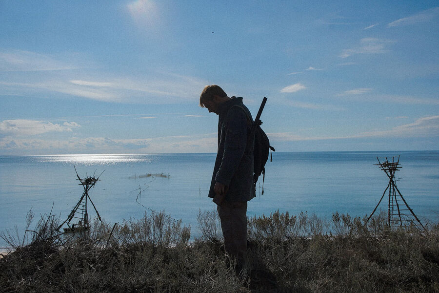 <b>«Ветер» , реж. Сергей Члиянц</b>
<br><br>
<b>Где и когда смотреть:</b> в&nbsp;кино &mdash; с&nbsp;6 ноября
<br><br>
Продюсер «Бумера», «Мама, не горюй», «Даун Хауса» и других узловых фильмов 2000-х Сергей Члиянц вернулся в&nbsp;режиссуру спустя 30&nbsp;с&nbsp;лишним лет после дебюта «По прямой» по&nbsp;рассказам Довлатова. Его повторным дебютом стала экранизация «Ветра», нереализованного текста важнейших сценаристов 90-х Петра Луцика и Алексея Саморядова, написанного еще до&nbsp;«Окраины» и «Дикого поля» &mdash; и образующего с&nbsp;ними полноценную кинотрилогию. В&nbsp;центре сюжета постапокалиптической притчи &mdash; рыбак Иван Морозов (Даниил Феофанов) и его случайный попутчик Сергей Волков (Олег Васильков), которые отправляются за&nbsp;тридевять земель в&nbsp;надежде отыскать неведомую добычу и платье для&nbsp;Ивановой красавицы-жены Кати (Серафима Гощанская), но в&nbsp;конечном счете сталкиваются с&nbsp;чудовищным выбором.
