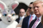 Президент США Дональд Трамп во время ежегодного фестиваля катания пасхальных яиц на лужайке у Белого дома, 22 апреля 2019 года
