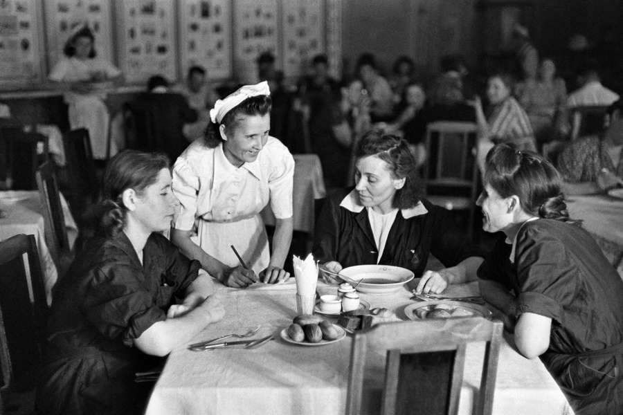 Столовая для&nbsp;сотрудников ЦУМа, 1948&nbsp;год