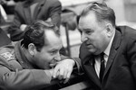 Летчик-космонавт Герман Титов и тренер сборной команды СССР Анатолий Тарасов в перерыве хоккейного матча, 1971 год