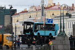 Сотрудники спасательной службы МЧС РФ поднимают упавший в реку Мойку с Поцелуева моста пассажирский автобус, 10 мая 2024 года