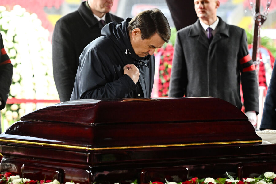 Советник президента РФ, специальный представитель президента РФ по&nbsp;международному сотрудничеству в&nbsp;сфере транспорта Игорь Левитин на&nbsp;церемонии прощания с&nbsp;олимпийским чемпионом 1956&nbsp;года и лучшим бомбардиром московского &laquo;Спартака&raquo; Никитой Симоняном на&nbsp;стадионе &laquo;Лукойл Арена&raquo; в&nbsp;Москве, 27&nbsp;ноября 2025&nbsp;года